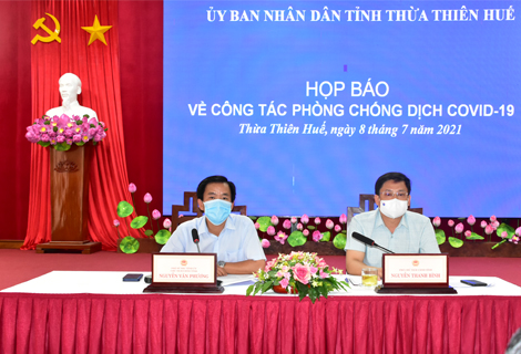 Chủ tịch UBND tỉnh Nguyễn Văn Phương (Trái) và Phó chủ tịch UBND tỉnh Nguyễn Thanh Bình (phải) tại cuộc họp